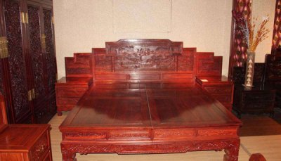 紅木家具有哪些特點(diǎn)，我們?nèi)绾伪ｐB(yǎng)